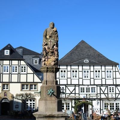 
                                Der Petrusbrunnen (Kump) steht in der Mitte des Marktplatzes.
                            