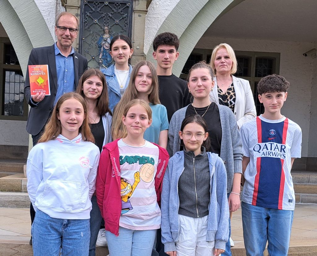 Bürgermeister Dr. Bartsch mit den Schülerinnen und Schülern sowie deren Lehrerin Frau Recica 
