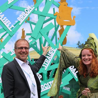 
                                Bürgermeister Dr. Christof Bartsch und Waldfee Sarah Schleich (2019/2020) auf dem 39. Internationalen Hansetag 2019 in Pskow, Russland.
                            