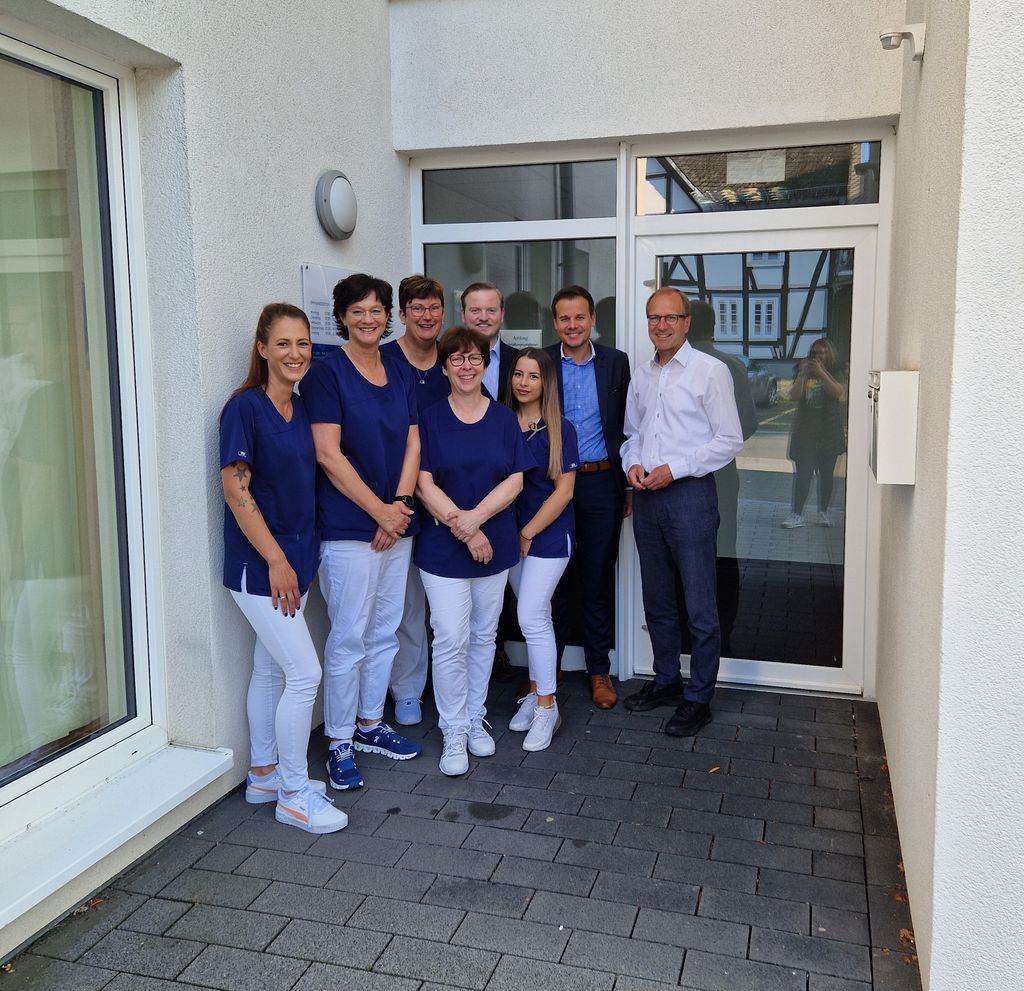 Bürgermeister Dr. Christof Bartsch mit Geschäftsführer Dr. Marcel Kaiser, Prokurist Maximilian Decker, Frau Dr. med. Katharina Tepel und dem Team der Hauarzt-Ambulanz Brilon